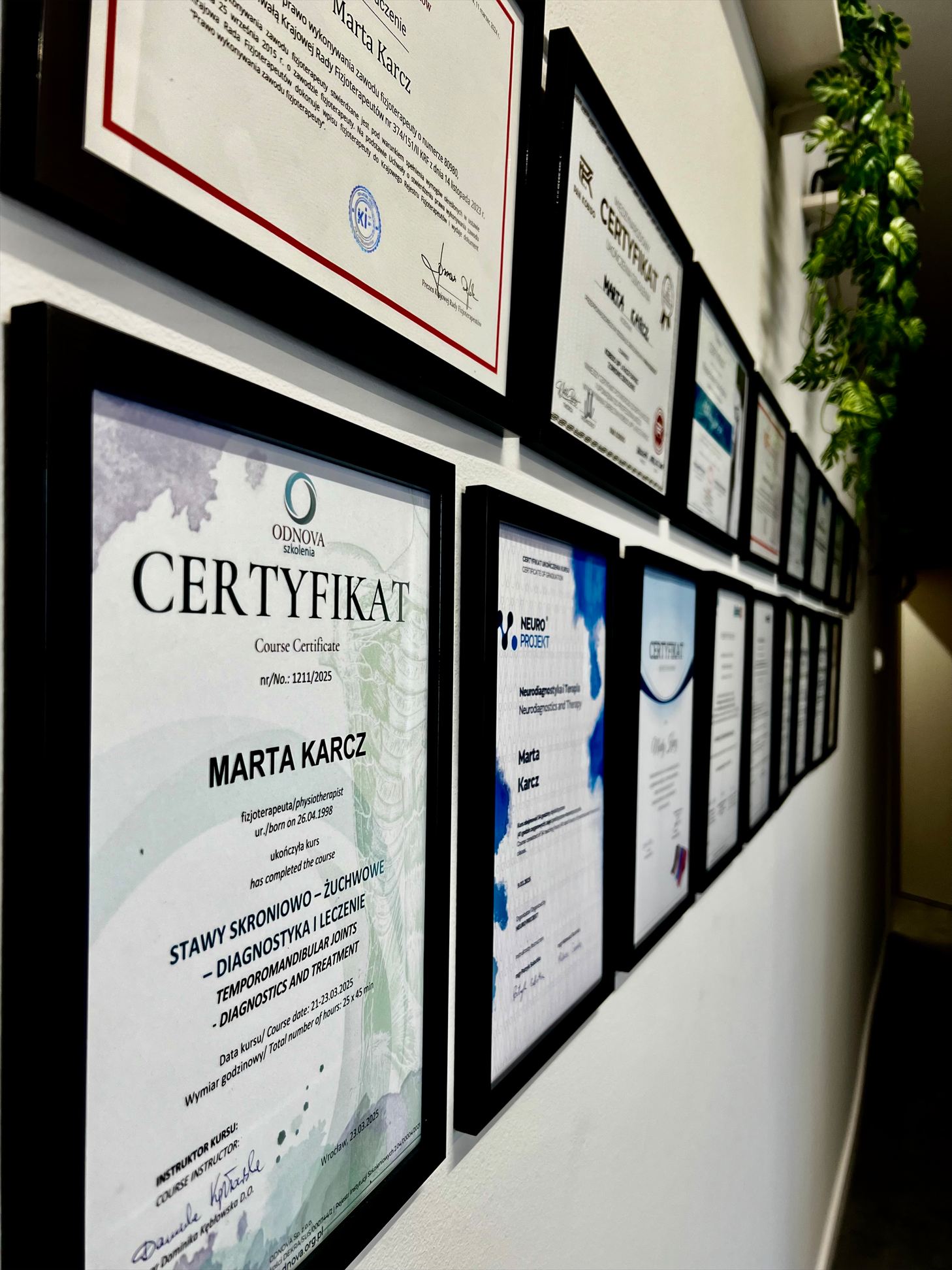 Zbliżenie na certyfikaty na ścianie