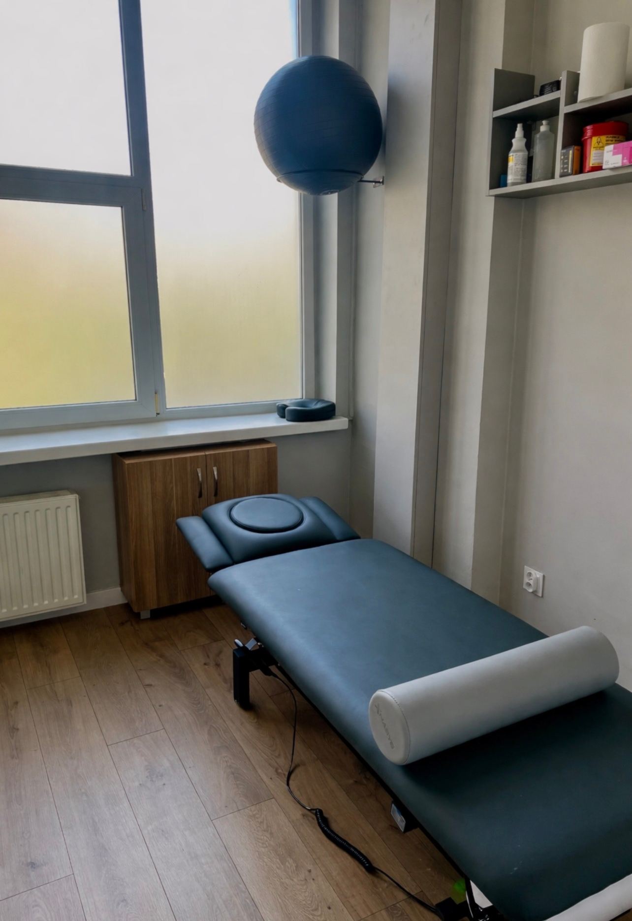 Gabinet terapii z leżanką przy oknie