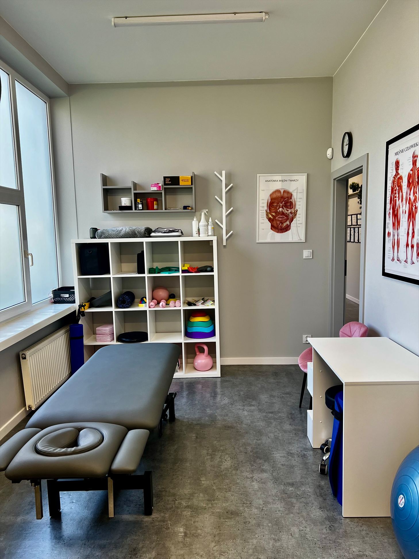 Gabinet terapii z leżanką i regałem