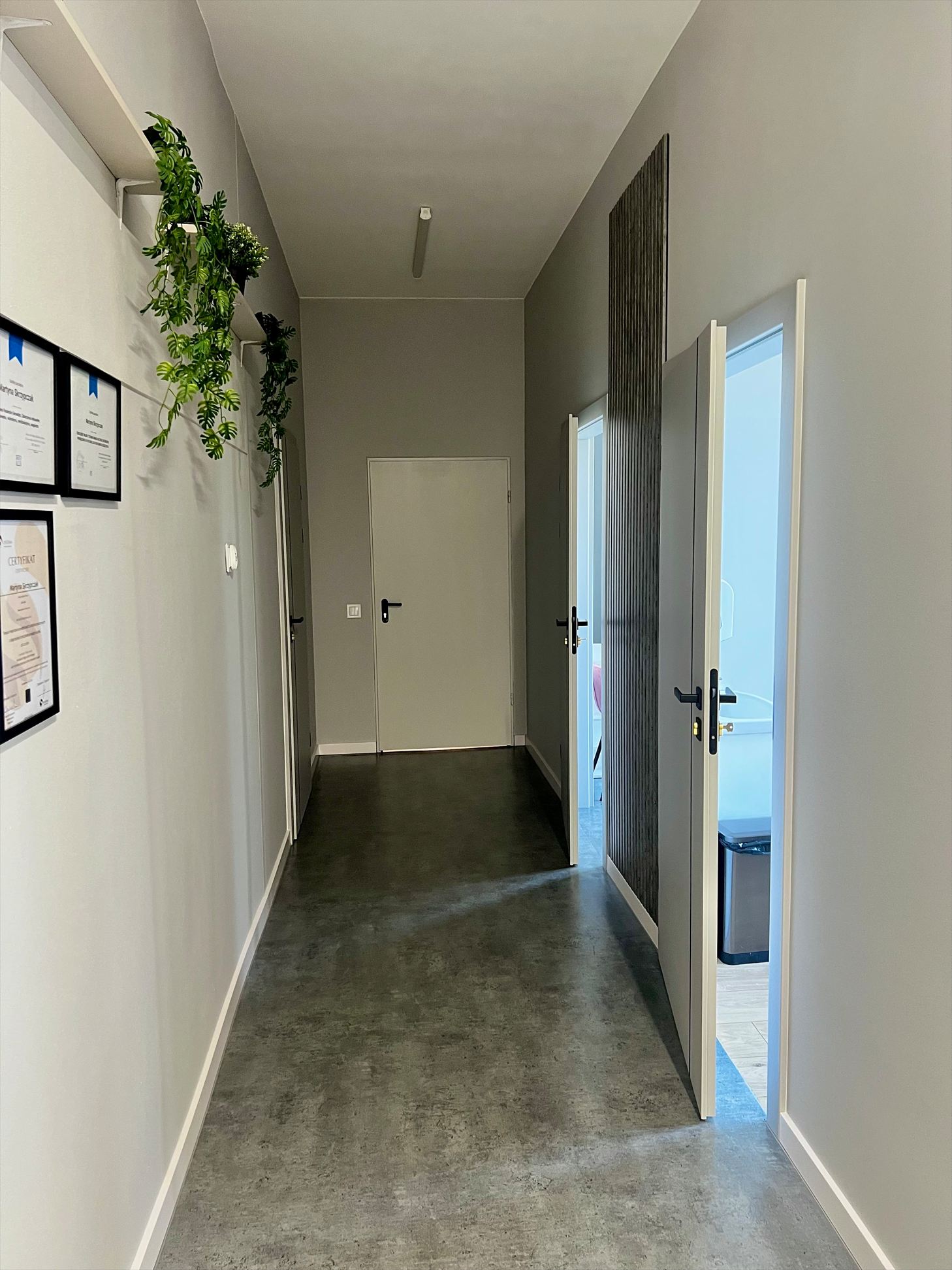 Korytarz prowadzący do gabinetów