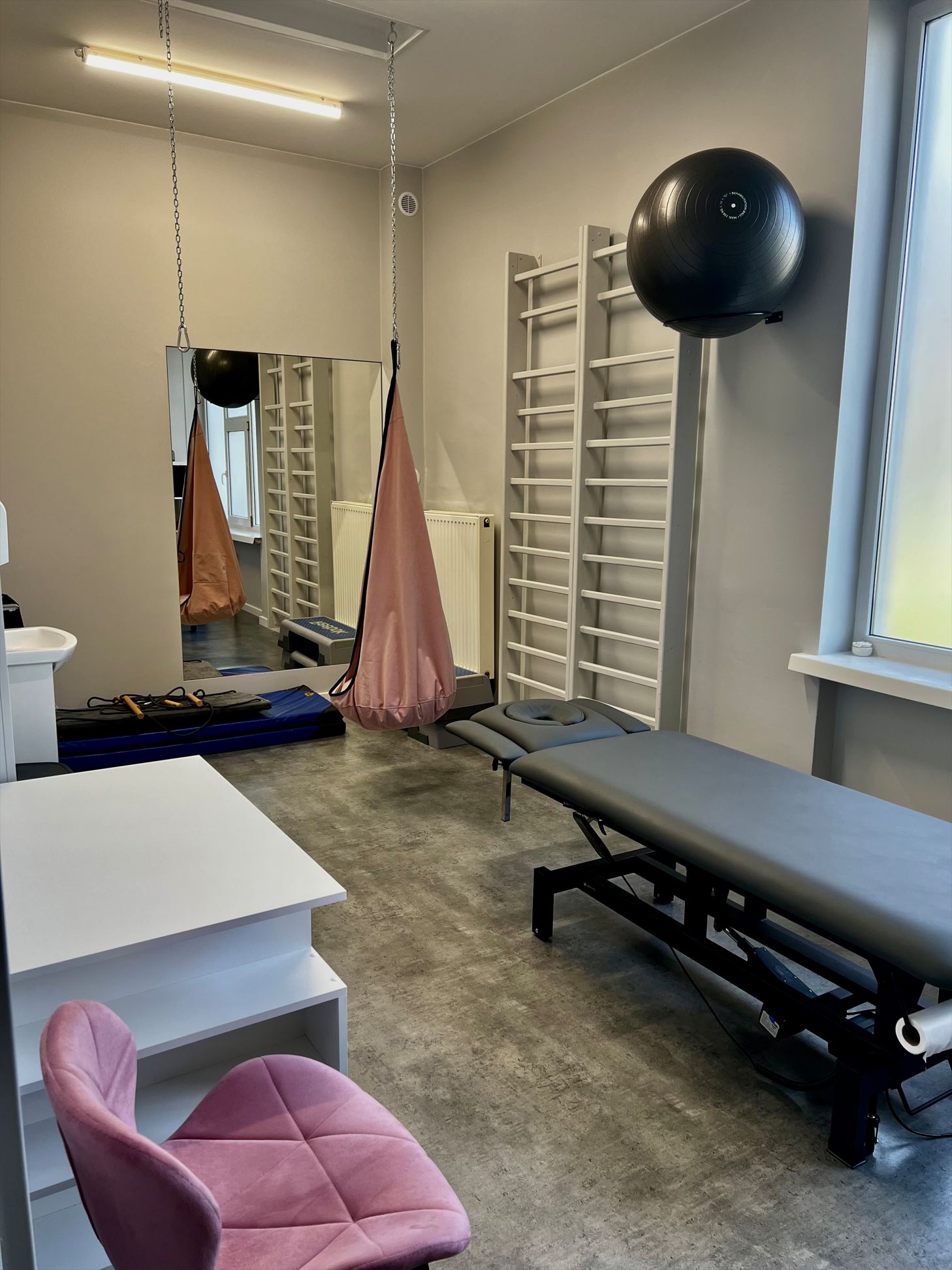 Sala terapii z leżanką, drabinkami i podwieszką
